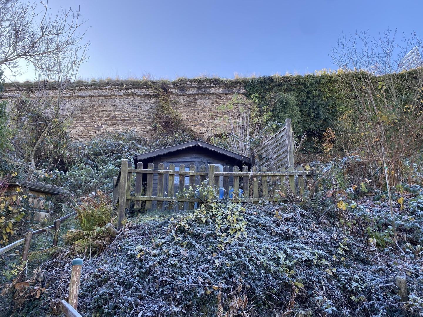 Gartenhaus mit Stadtmauer