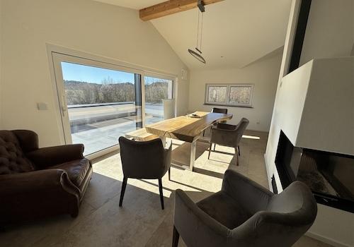 OG: Essplatz mit Kamin