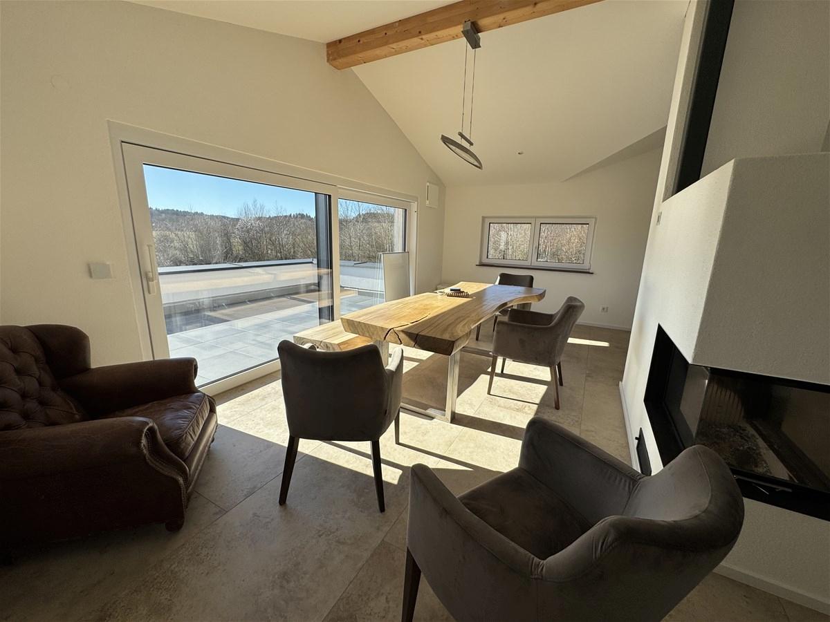 OG: Essplatz mit Kamin