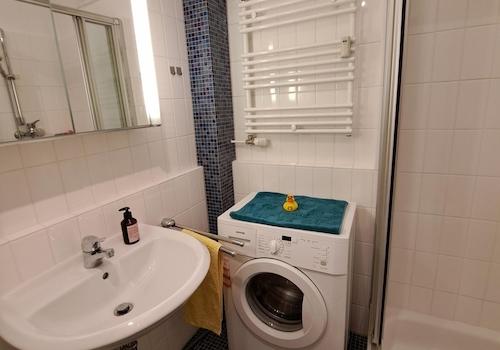 Waschmaschine + Handwaschbecke