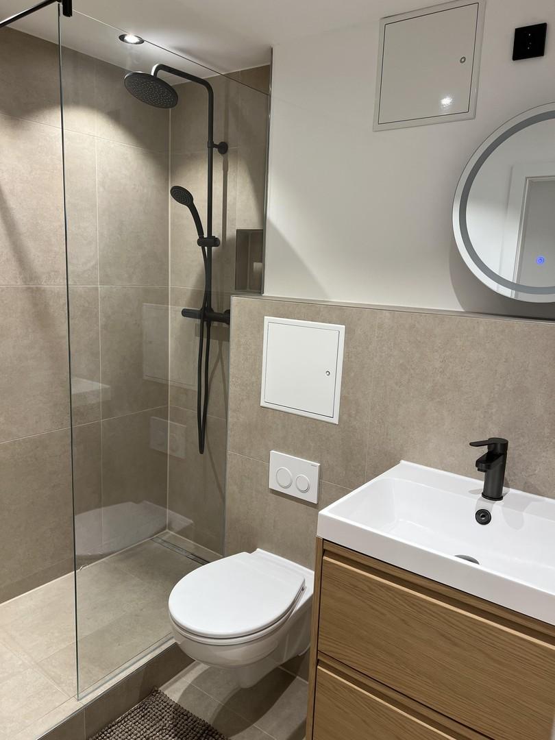 Badezimmer mit Regendusche