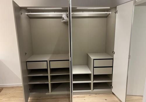 Geräumiger Kleiderschrank