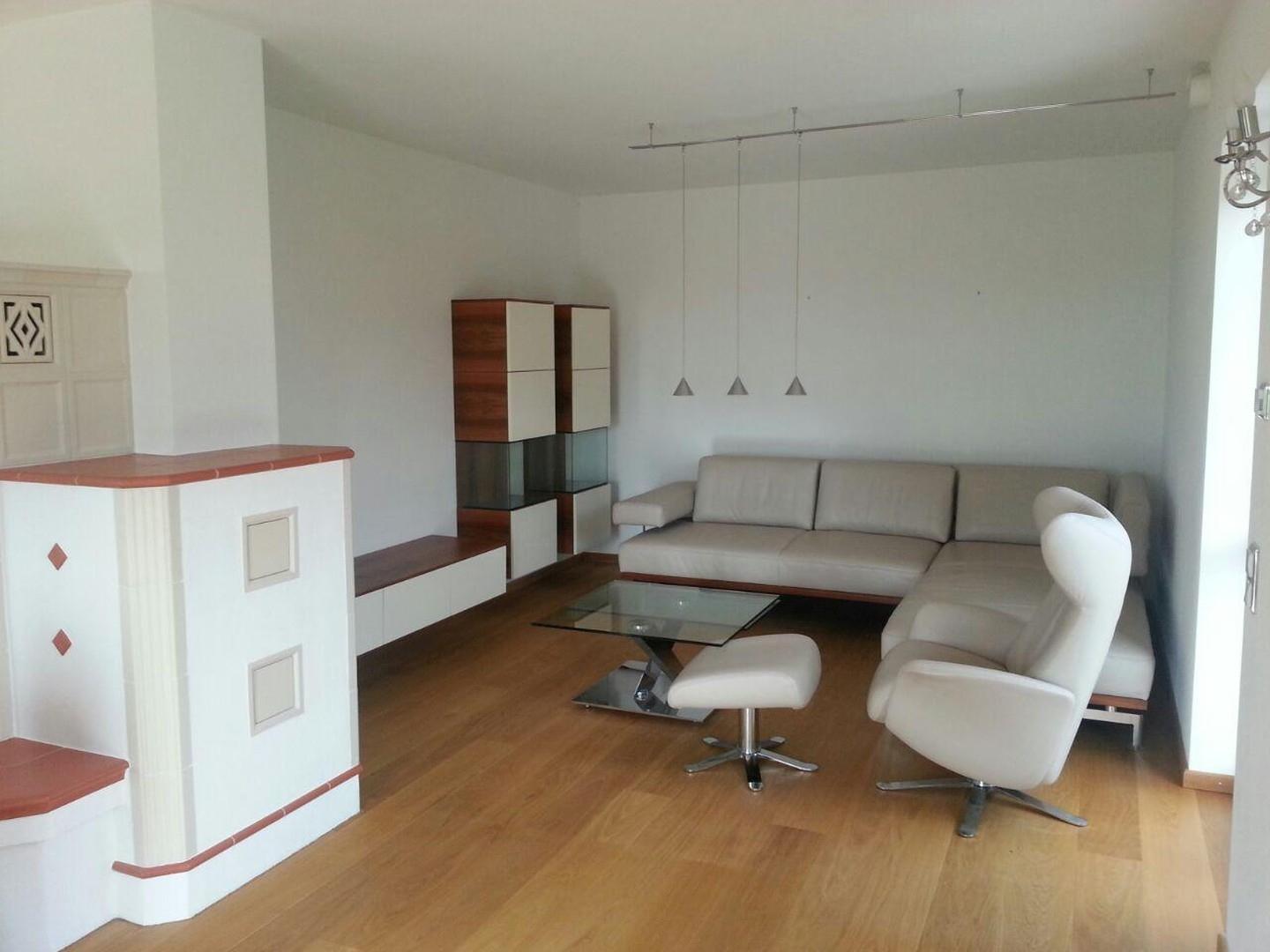 Wohnzimmer mit Kachelofen 