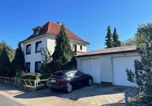 Vorderansicht mit Garagen