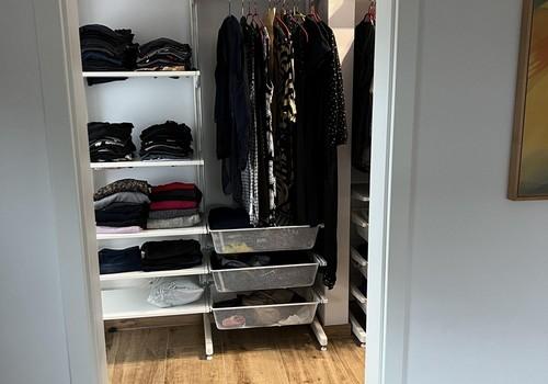 Blick zur Ankleide mit Fenster