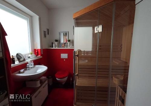 Kleines Saunabad mit Dusche und Fenster