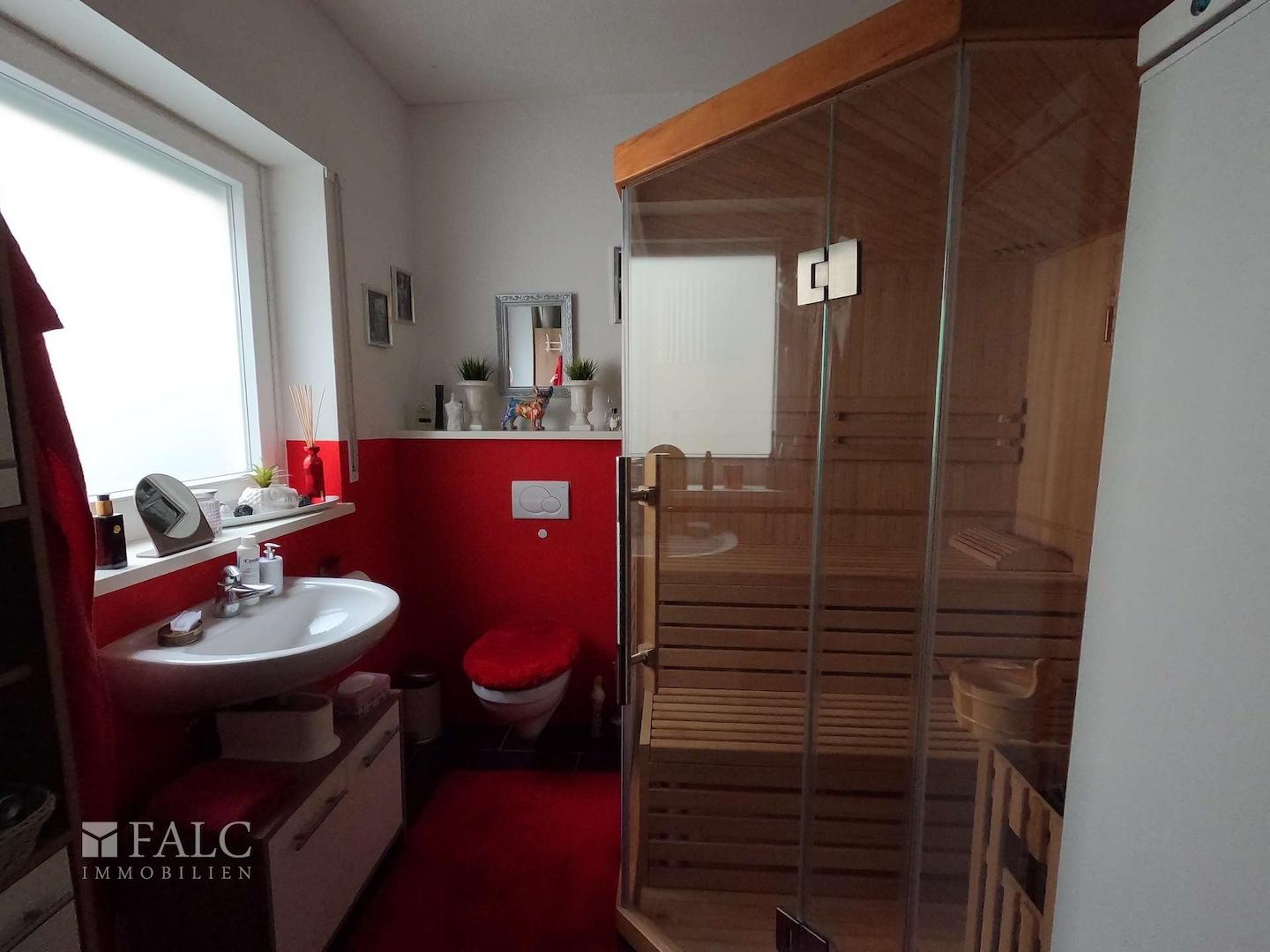 Kleines Saunabad mit Dusche und Fenster