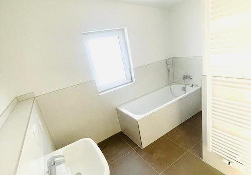 Bad mit Wanne und Dusche im Ob