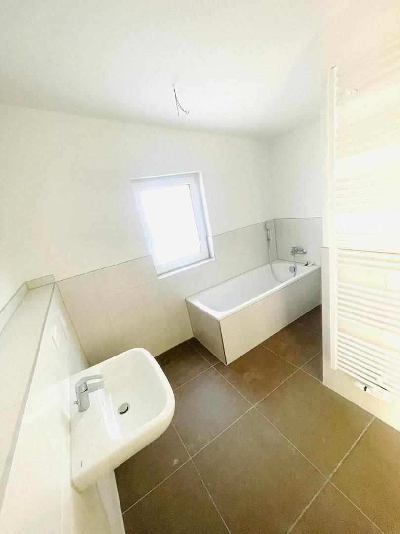 Bad mit Wanne und Dusche im Ob