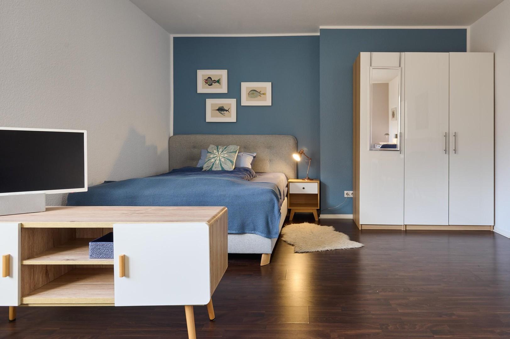 Schlafbereich mit Schrank