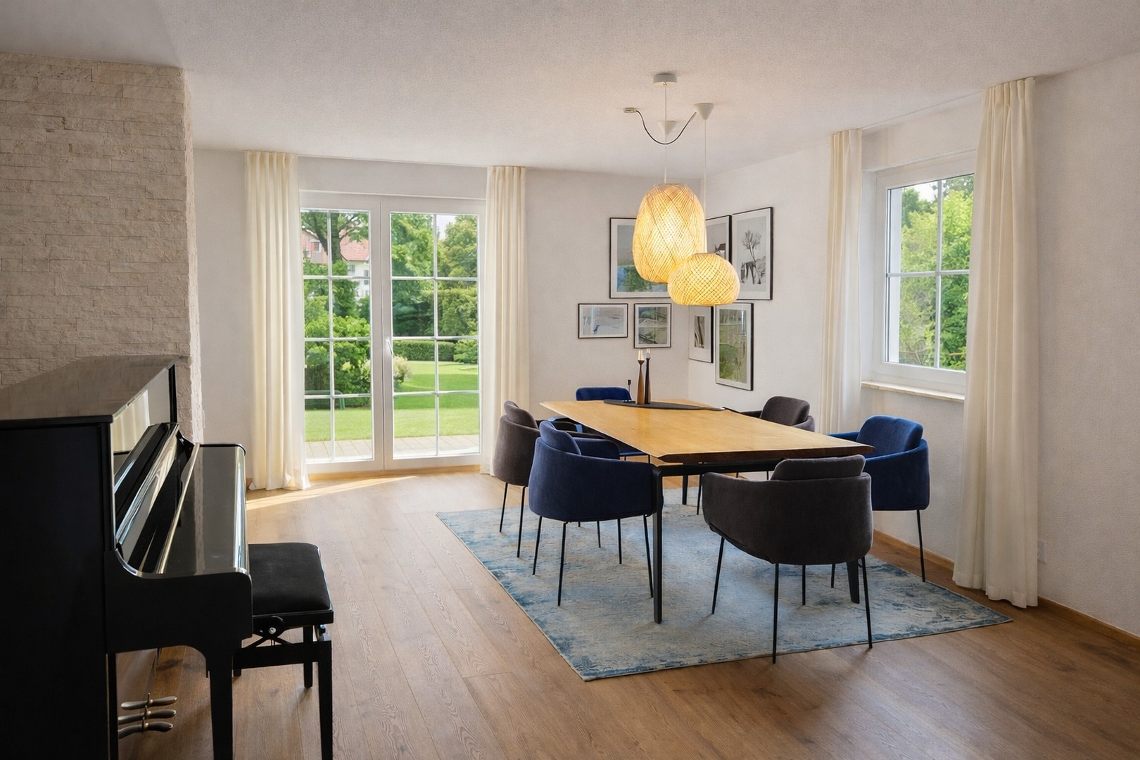 Essbereich mit Blick ins Grüne