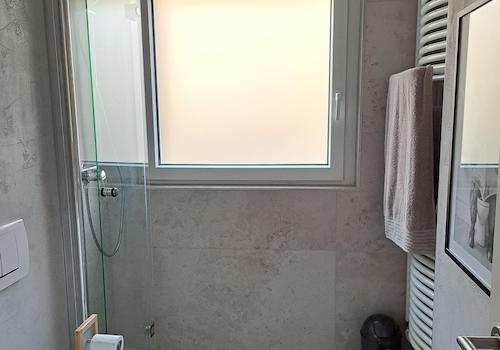 Bad mit Drehfalttür