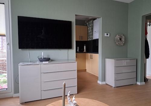 Wohnzimmer mit Küchenblick