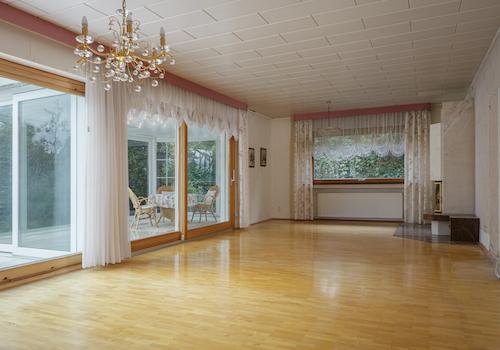 Das Wohnzimmer mit Kamin und dem Wintergarten