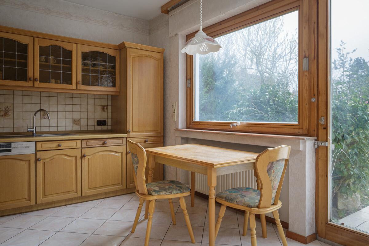 Die Küche mit der Tür zum Garten