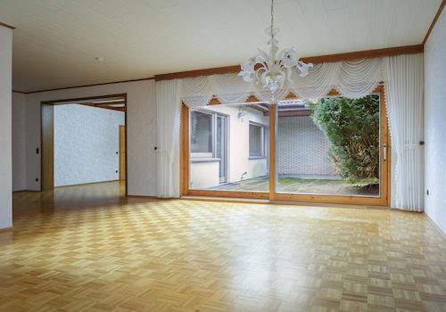 Das große Wohnzimmer mit der Terrasse zum Westen