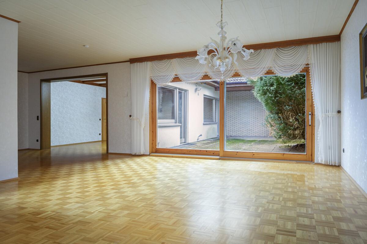 Das große Wohnzimmer mit der Terrasse zum Westen