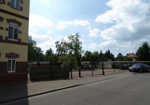 Einfahrt, Parkplätze el. Tor