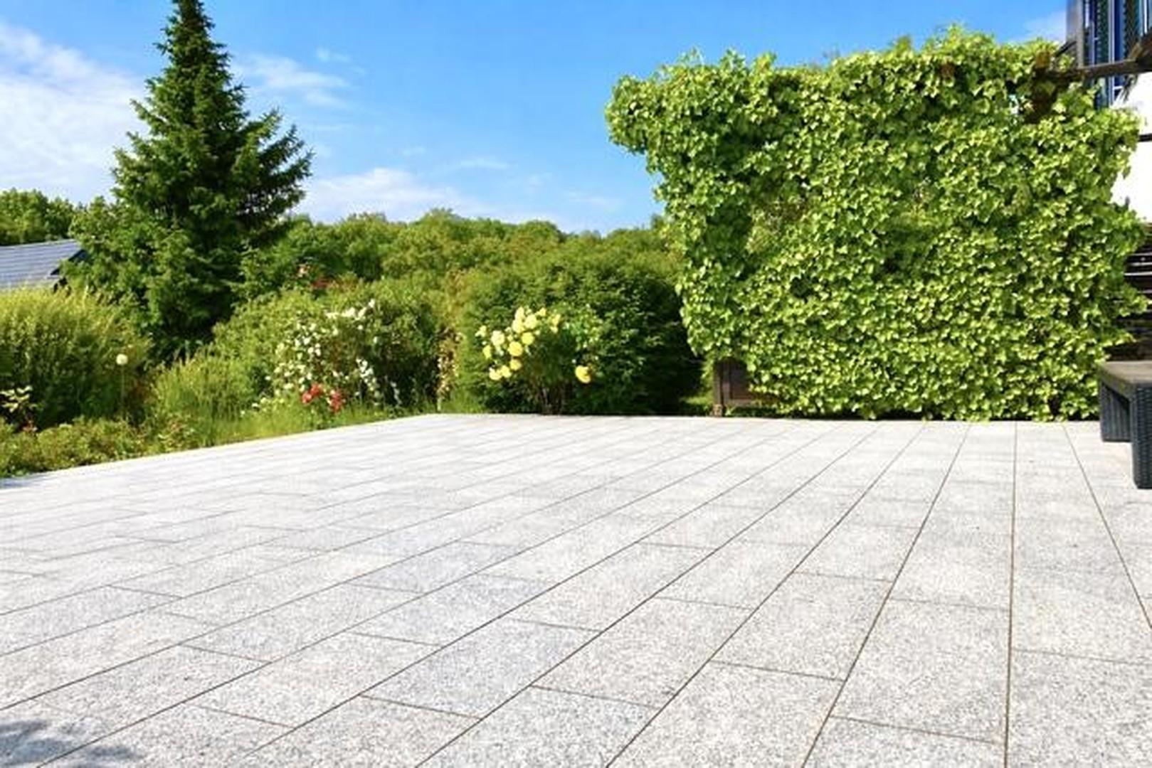 Terrasse vor Schwimmhalle