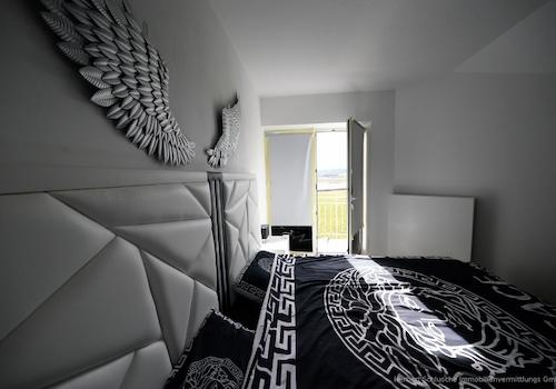 Schlafzimmer (mit Balkonzugang)