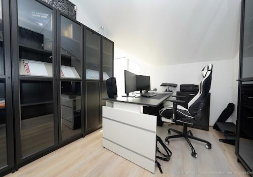 Büro (mit Balkonzugang)