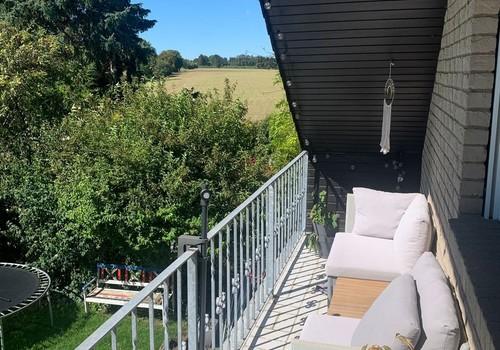 Südbalkon mit Blick auf Feld