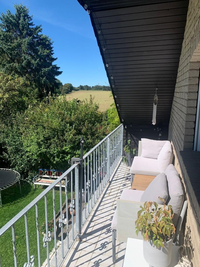 Südbalkon mit Blick auf Feld