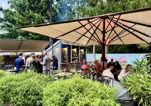 Sommerterrasse mit Gartenhaus