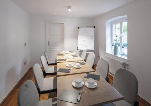 Kleiner Salon, Tagung