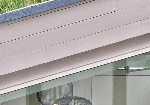 Gartensalon mit Grasdach