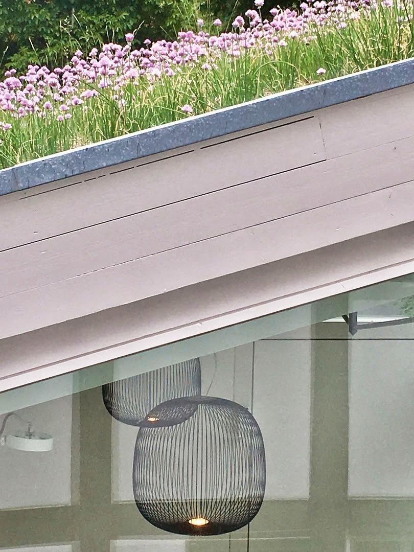 Gartensalon mit Grasdach