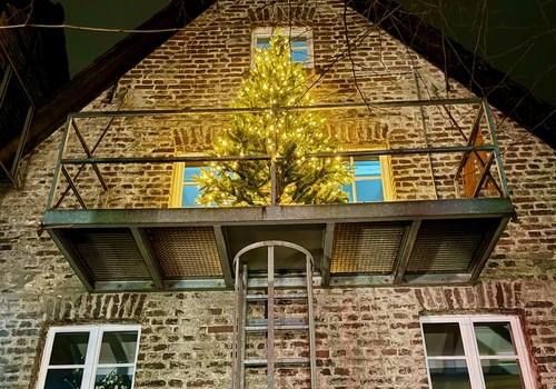 Giebelseite mit Fluchtbalkon 