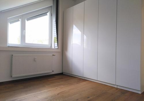 Schlafzimmer/hoher Schrank
