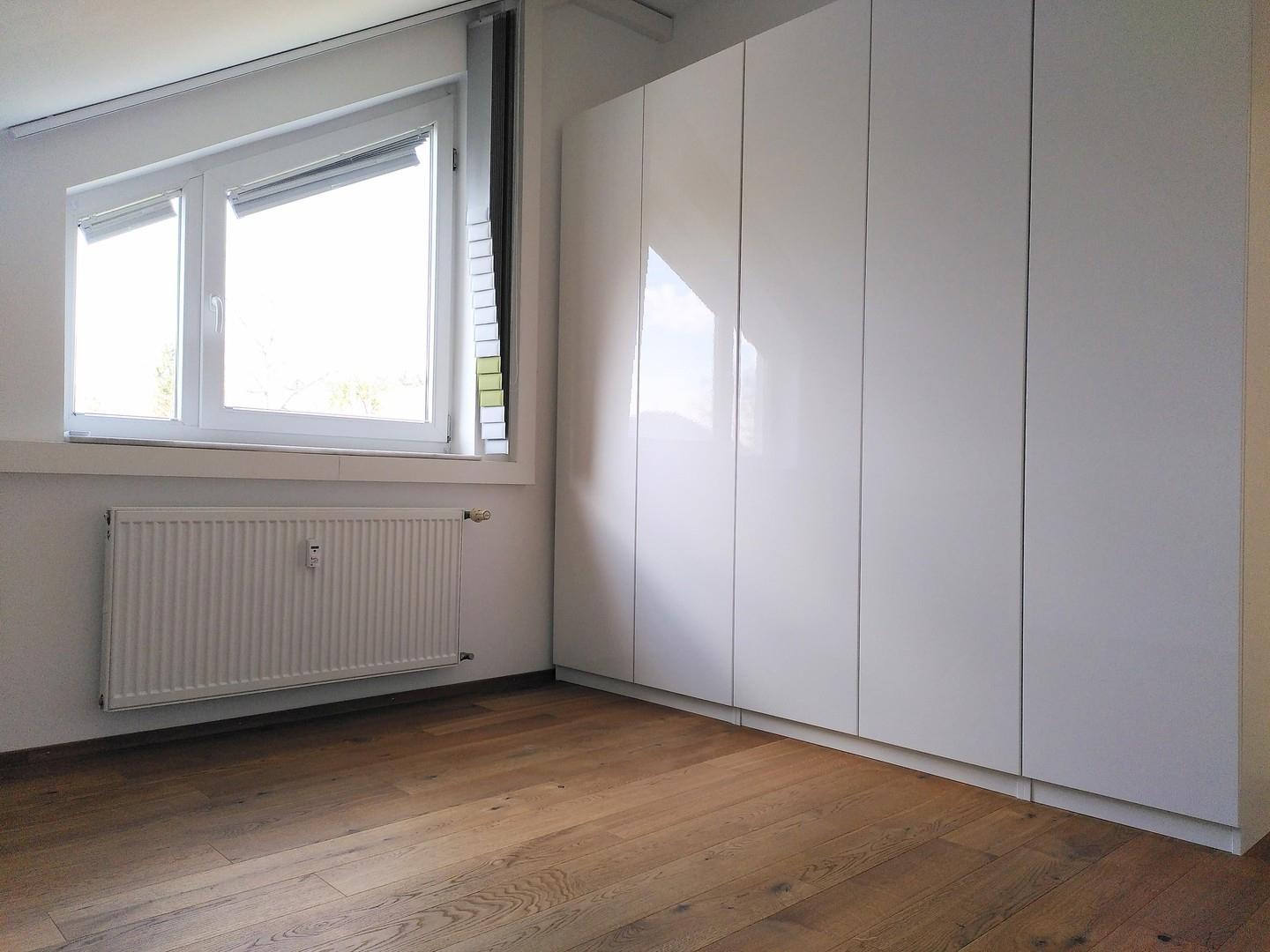 Schlafzimmer/hoher Schrank