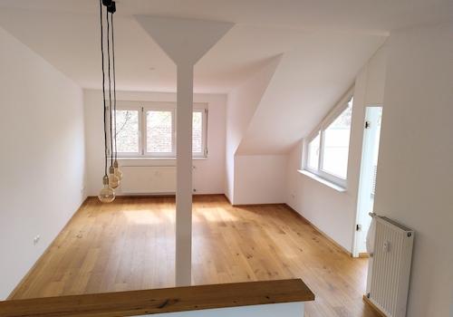 Blick von Küche ins Wohnzimmer