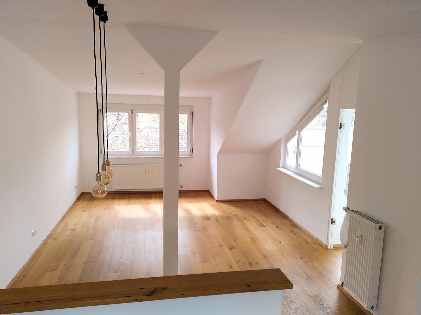 Blick von Küche ins Wohnzimmer