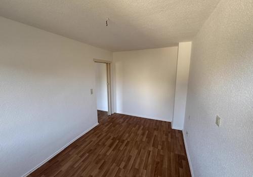 17 Schlafzimmer Richtung Tür Zwenkau C16_7331