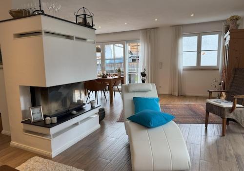 Wohnzimmer mit Panoramakamin