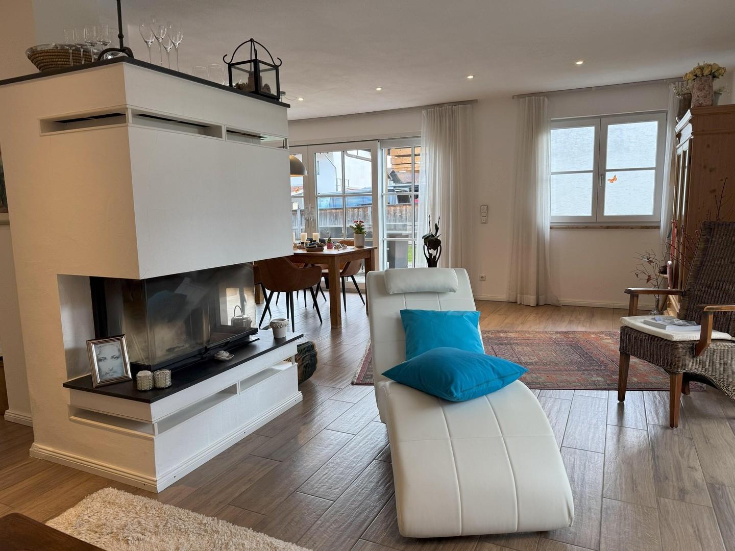 Wohnzimmer mit Panoramakamin