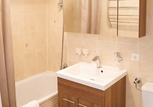 Bad mit Wanne, Spiegelschrank