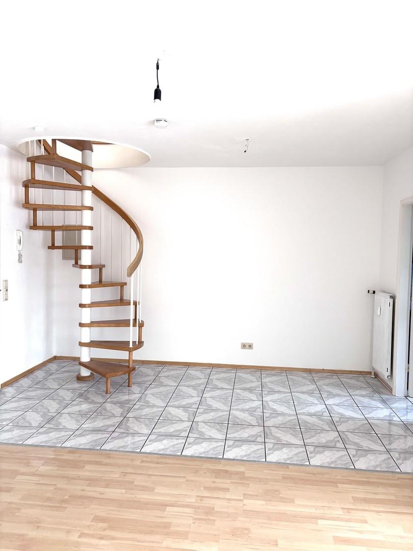 Eingangsbereich/ Aufgang OG