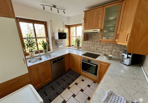 Küche mit Blick in den Garten