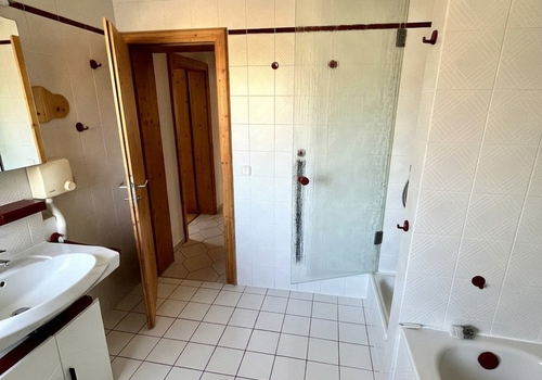 Bad mit Dusche & Badewanne