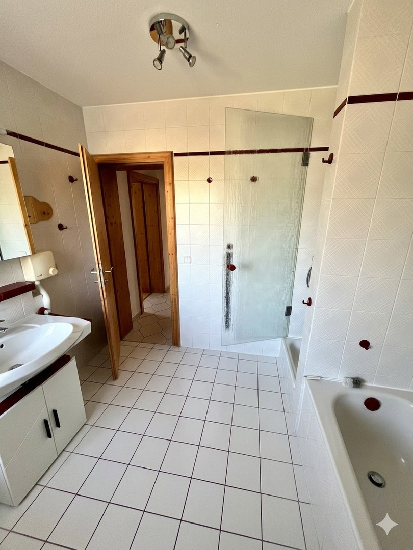 Bad mit Dusche & Badewanne