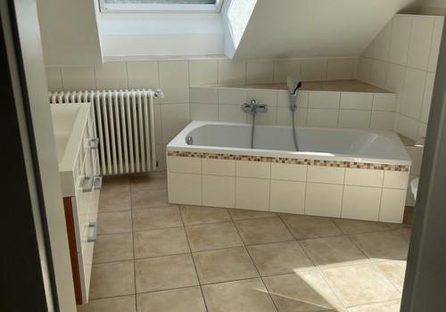 Bad mit Dusche und Badewanne