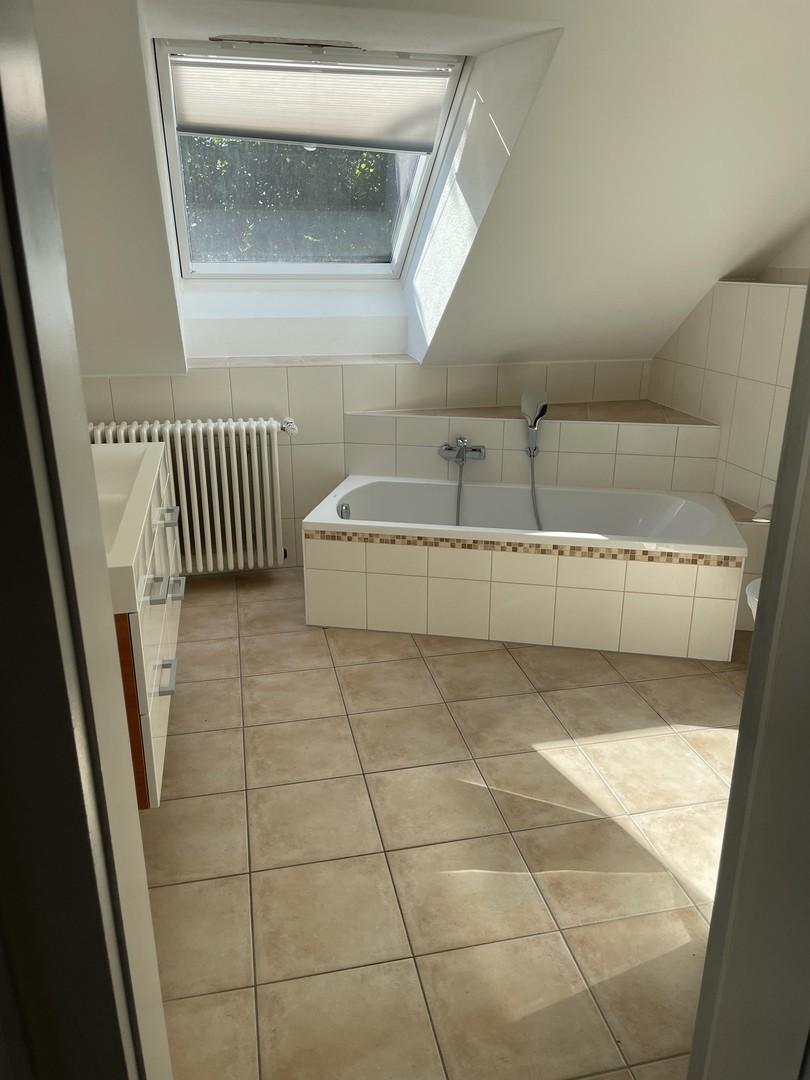 Bad mit Dusche und Badewanne