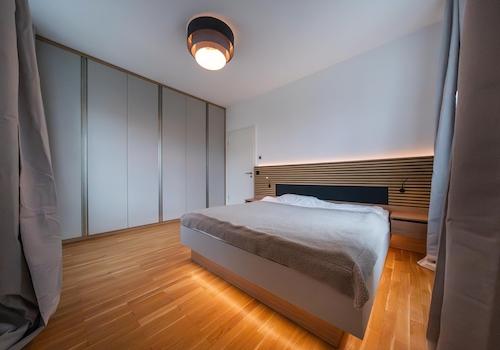 Schlafzimmer mit Einbauschrank