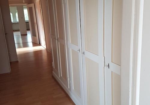 Gang mit Einbauschränken