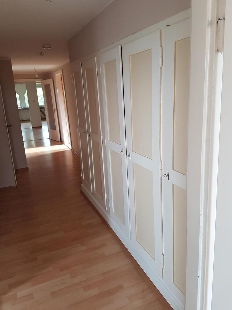 Gang mit Einbauschränken