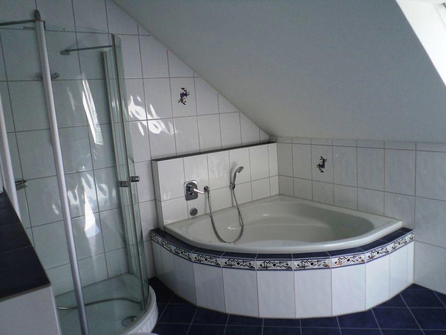 Badezimmer mit Dreieckbadewanne